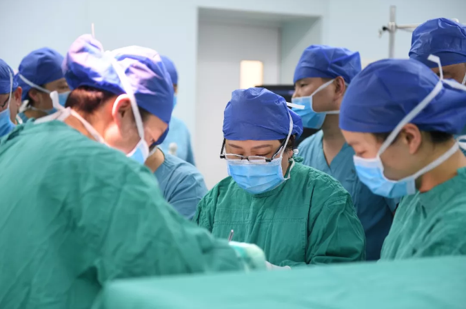 间麻醉科主任林洪启,副主任邱林等专家为婴儿实施麻醉一切准备就绪