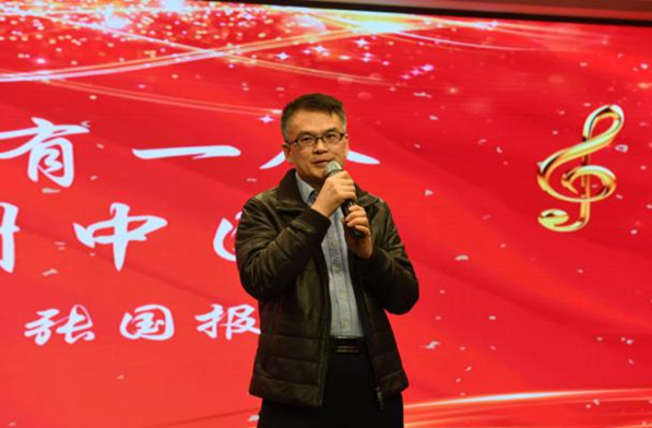 最后由心外二病区张国报主任表演的压轴节目歌曲《我们拥有一个名字叫