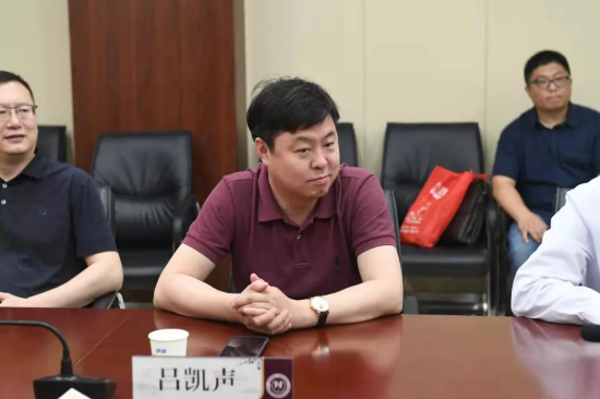 管理中心主任时晓鑫,医疗发展部主任秦永举等领导亲切会见考察团一行