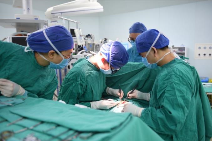 手术结束的那一刻,紧张,凝固的手术室气氛霎那间又流动了起来,大家悬